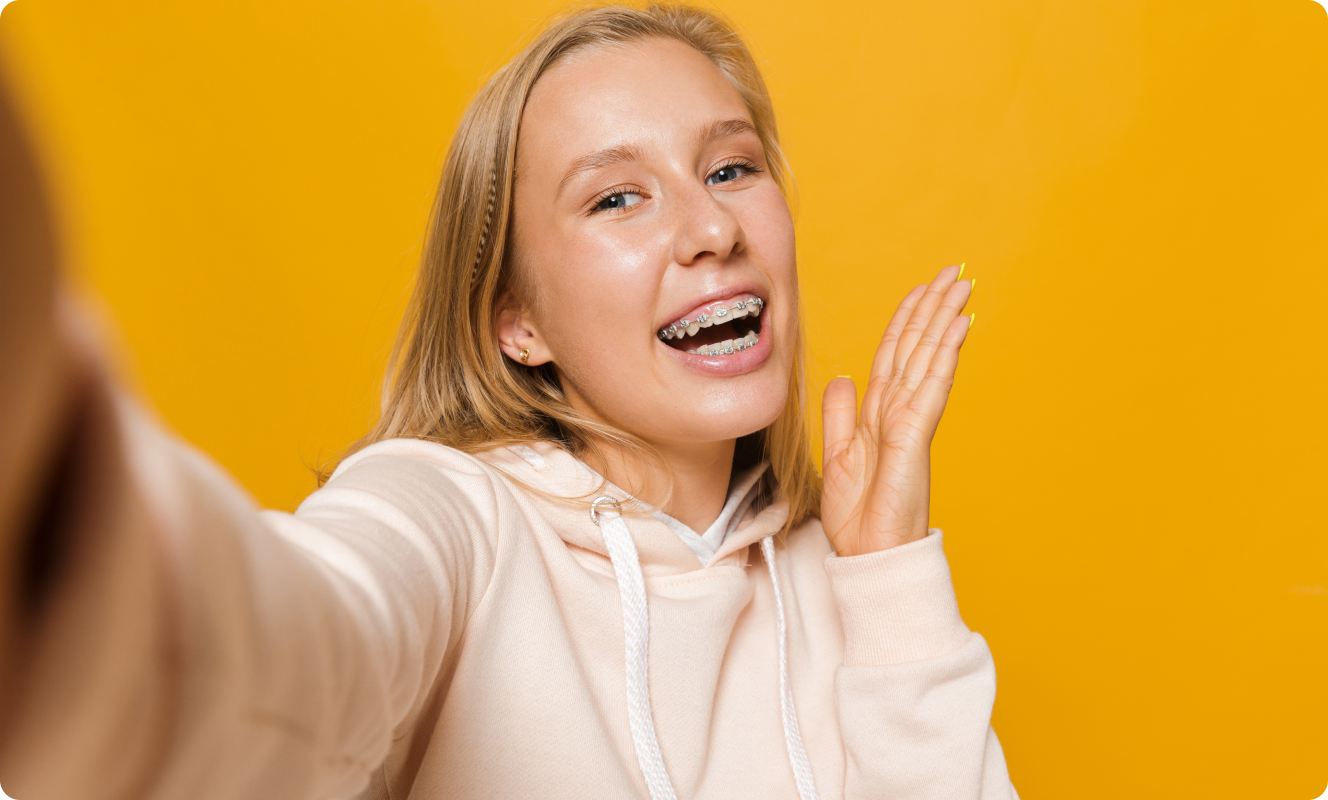 Adolescente heureuse prenant un selfie souriant