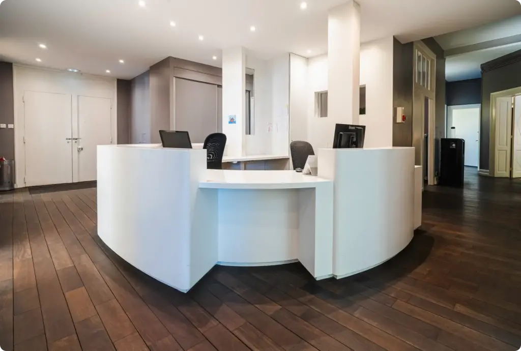 Bureau d'accueil blanc du cabinet