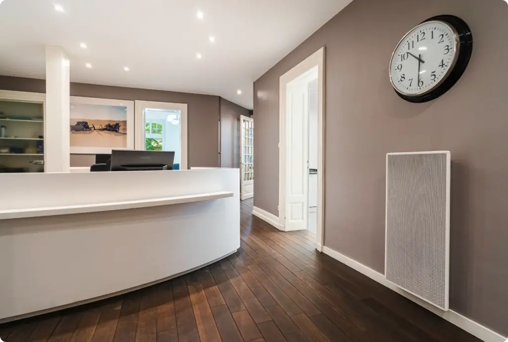 Espace d'accueil du cabinet avec horloge murale