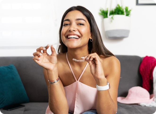 Femme souriante et détendue portant des bijoux