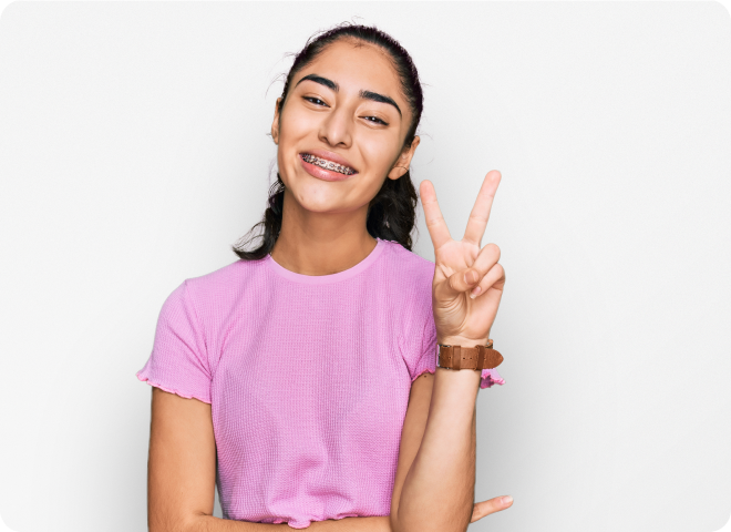 Jeune fille souriante faisant le signe de la paix