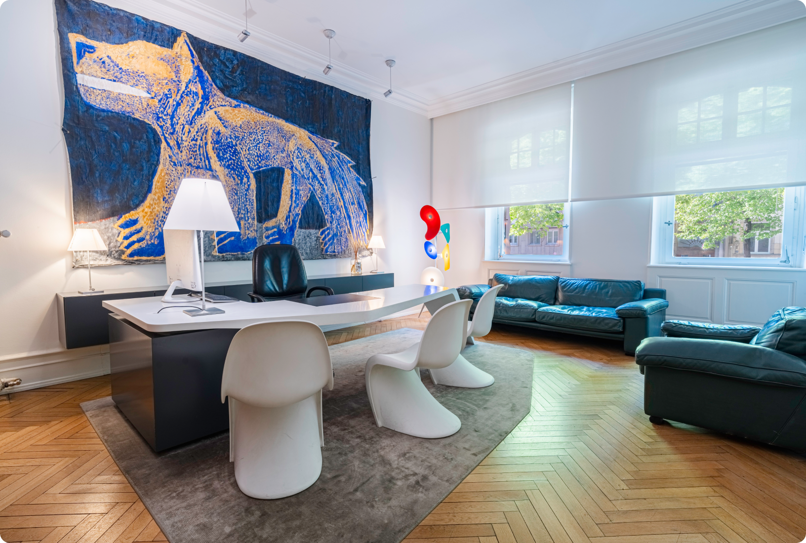 Salle de réception du cabinet avec œuvre murale et mobilier design