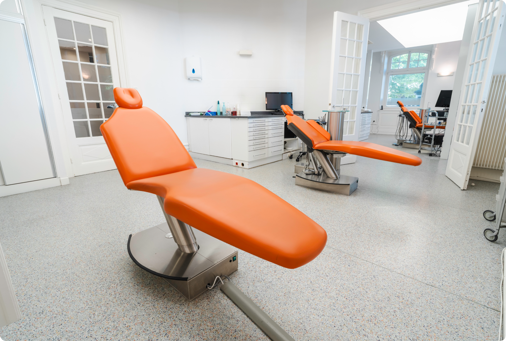 Salle de soin avec fauteuil orange et équipement
