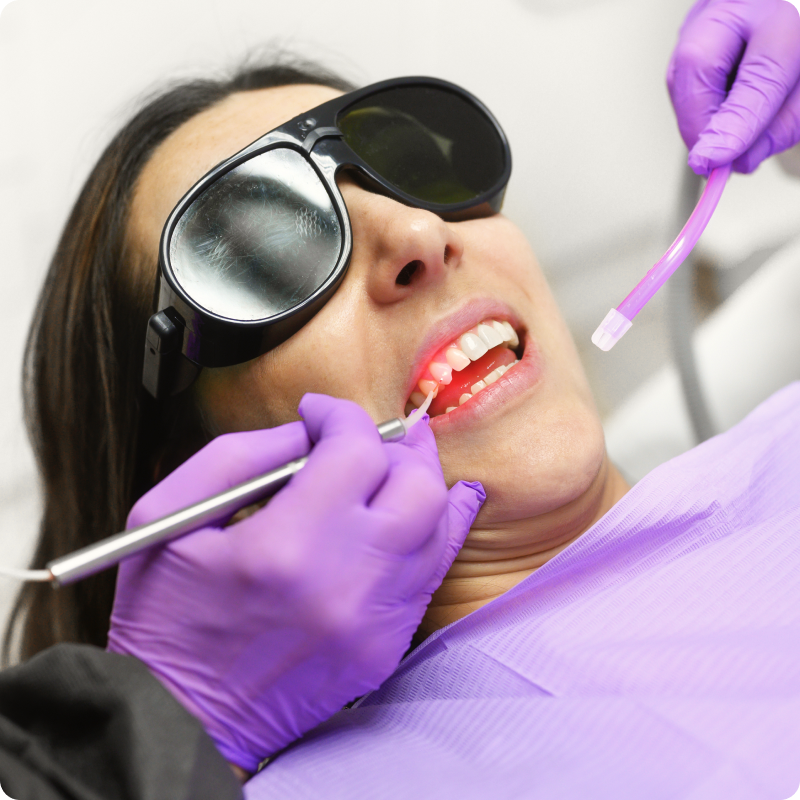 Patiente portant des lunettes de protection pendant un soin dentaire